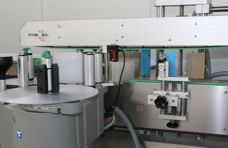 礦泉水雙面貼標機