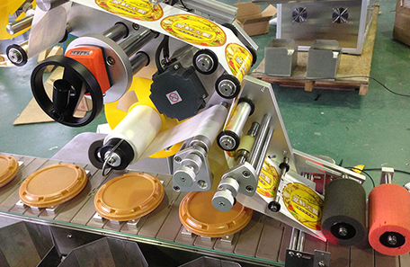 自動上下料貼標機