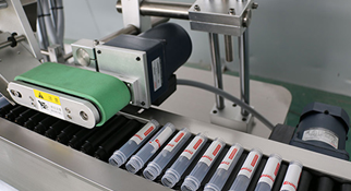 直線臥滾式自動貼標機械是怎么工作的，有什么特點？